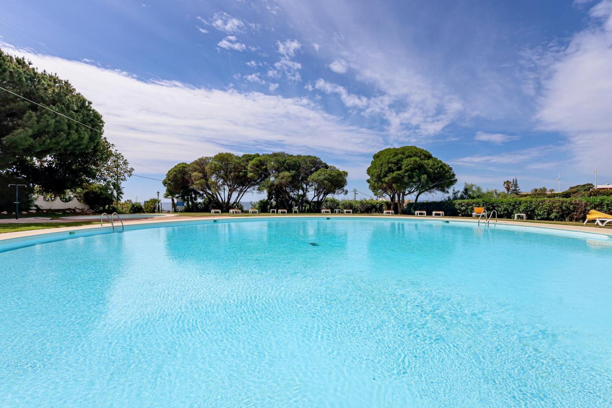 Apartment With 2 Bedrooms, 2M To The Beach Armação de Pêra 외부 사진
